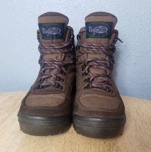 Womens size 7-1/2 hiking boots